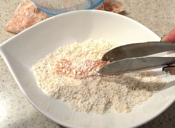 鶏ささみに衣をつけた様子