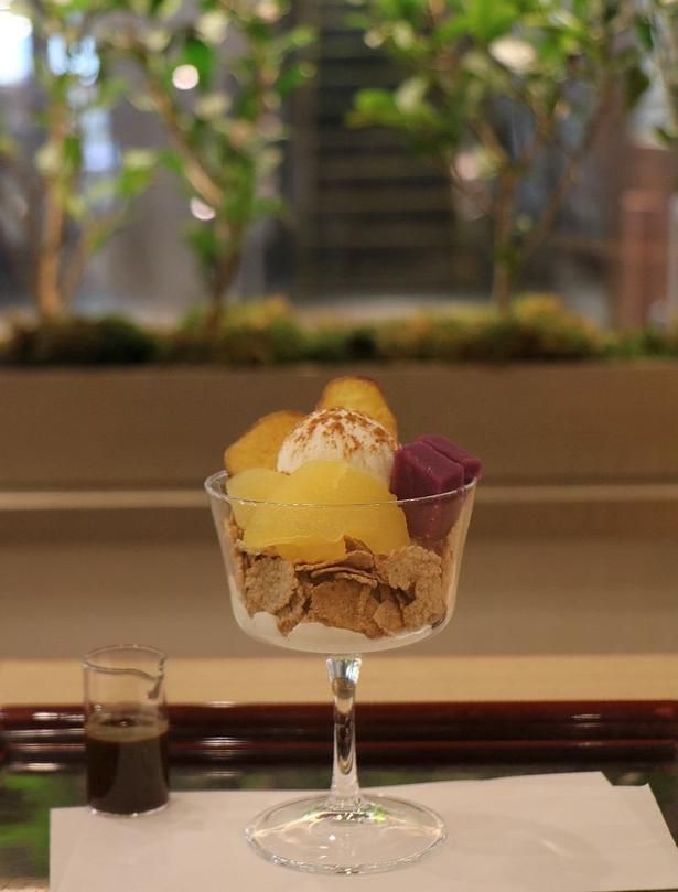 ミルクアイスにほうじ茶ソースをたっぷりかけて楽しめるパフェ「りんごとおいものごろっとほうじ茶パフェ」