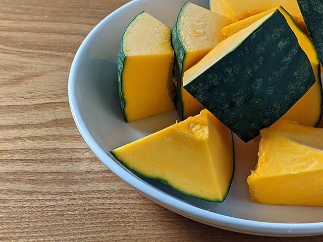 生のままカットしたかぼちゃ