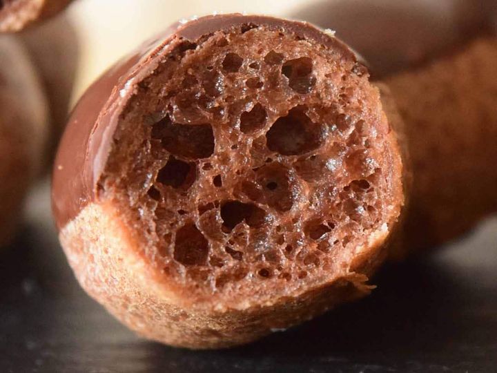 甘さはひかえめで、どちらかといえばチョコレートのほろ苦さや、ほんのりとしたビター感が感じられます。