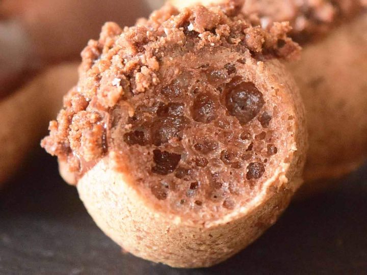 チョコクランチはザクザクとした食感で、ひと口食べるたびに心地よいアクセントを楽しめます。