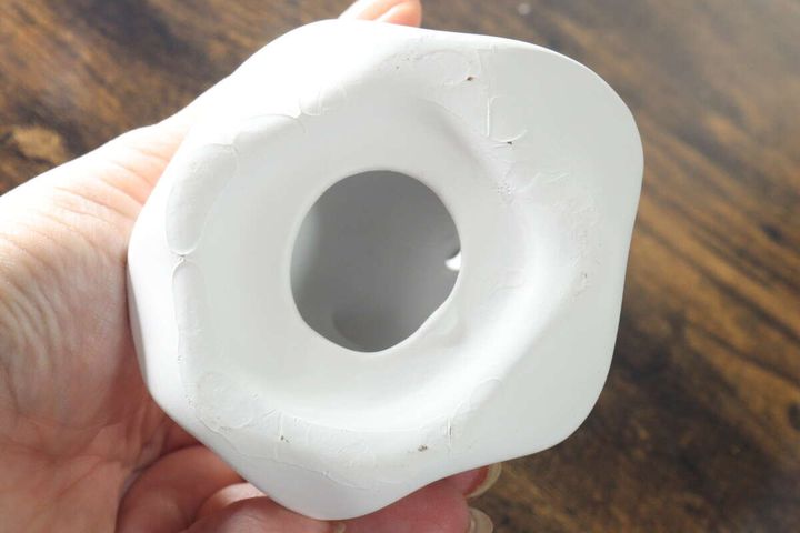 白いゴーストオブジェの底面から見た空洞になっている様子