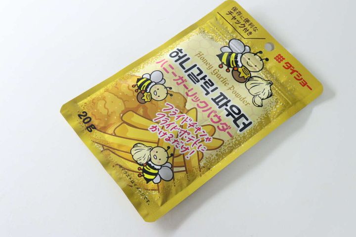 黄色いパッケージのダイソー「ハニーガーリックパウダー」を斜め上から見た全体