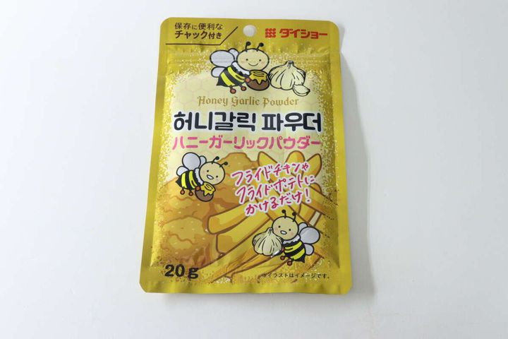 黄色いパッケージのダイソー「ハニーガーリックパウダー」商品全体