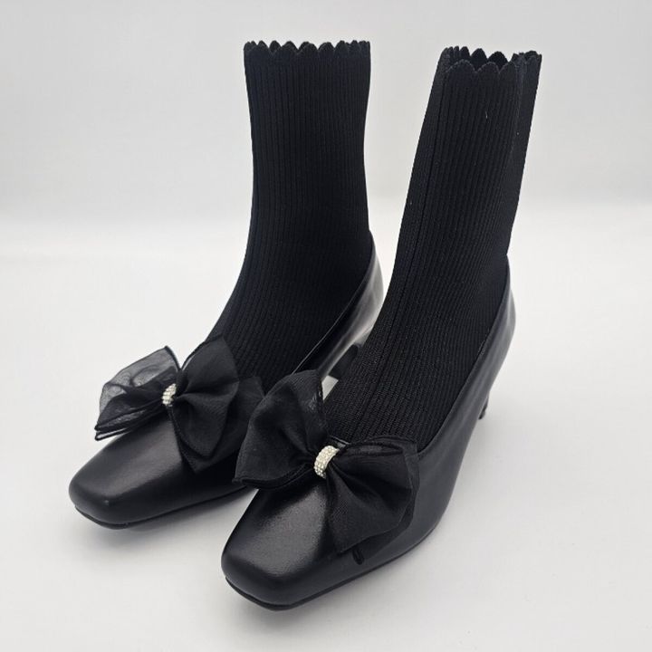 黒いニットブーツ、甲にリボンとビジュー