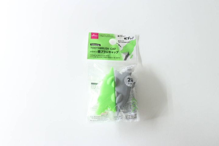 緑とグレーのワニ型歯ブラシキャップのパッケージ
