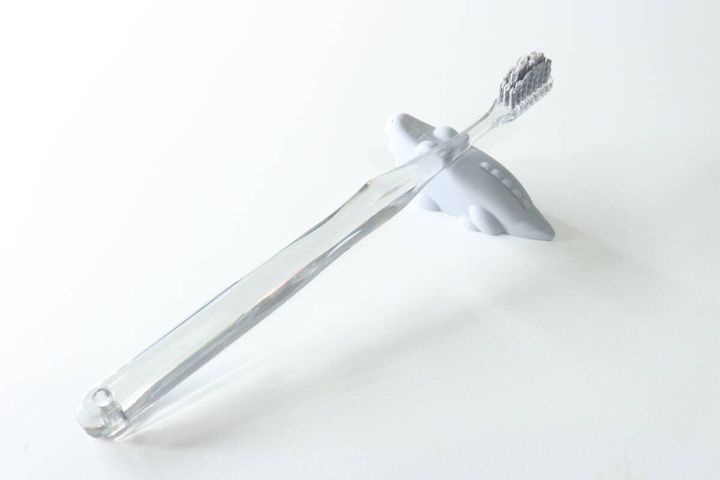 ワニ型キャップを歯ブラシスタンドとして使用している様子