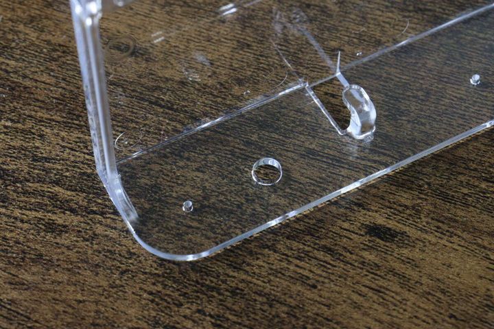 クリアスタンド下部のフックと取り付け穴の接写