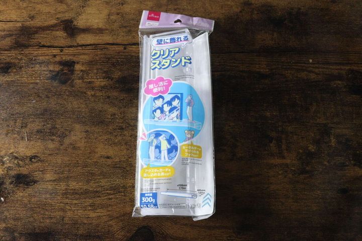 ダイソー「壁に飾れるクリアスタンド」のパッケージ
