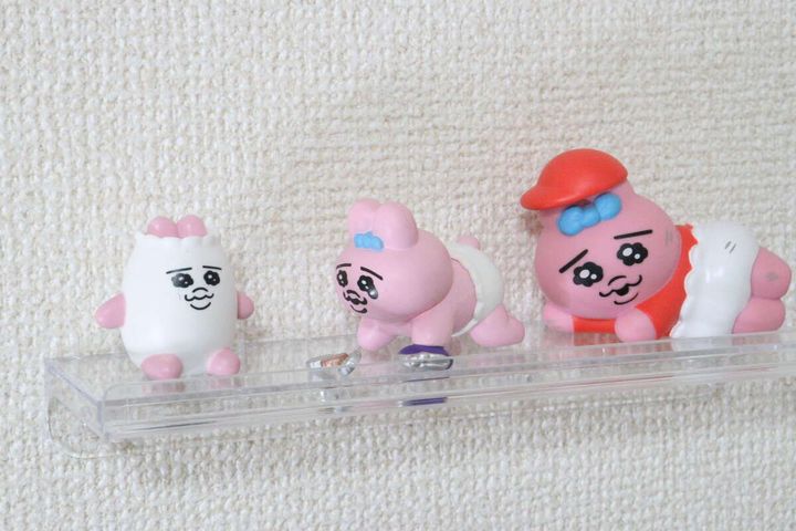 クリアスタンドに3体のキャラクターマスコットを並べている