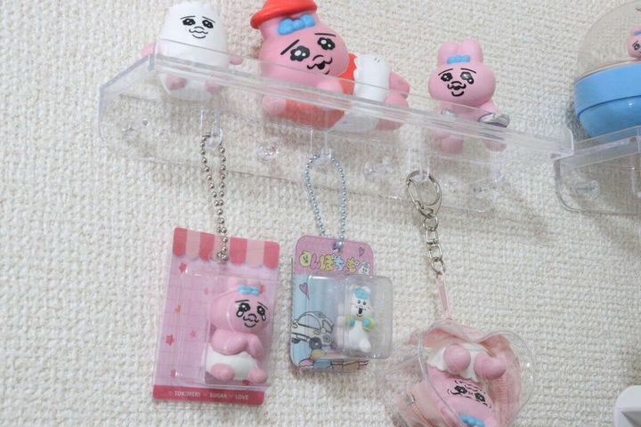 クリアスタンドにマスコットとキーホルダーを飾った全体像