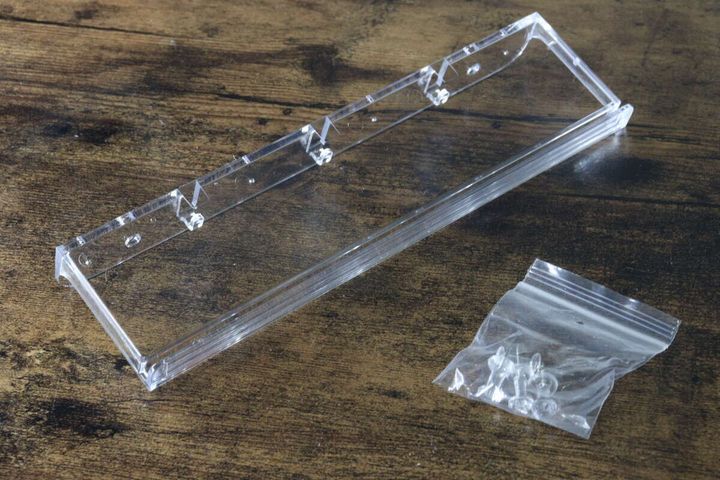 ダイソーのクリアスタンド本体と取り付け用プッシュピン