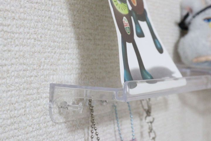 クリアスタンド上部の溝にキャラクターカードを差し込んでいる
