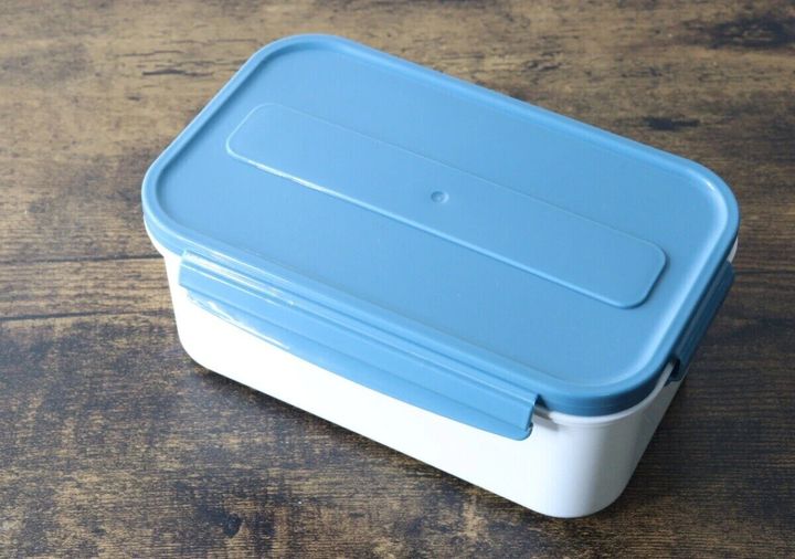 青いフタと白い本体の保冷剤付きランチボックス
