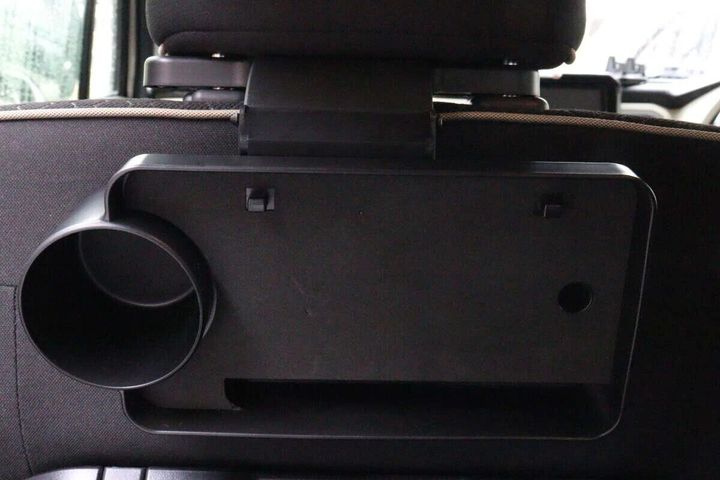 車のヘッドレストに固定された黒い車用トレイの裏側