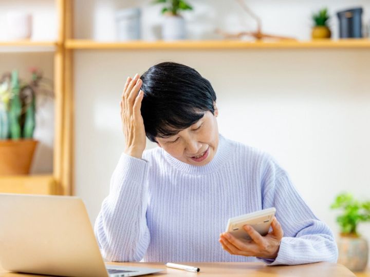 借金や失業をきっかけに実家へ戻り、返済や自立資金の課題を抱えながら、長く実家で暮らし続ける人もいます。今回は、新潟県長岡市に住む58歳女性のエピソードを紹介します。