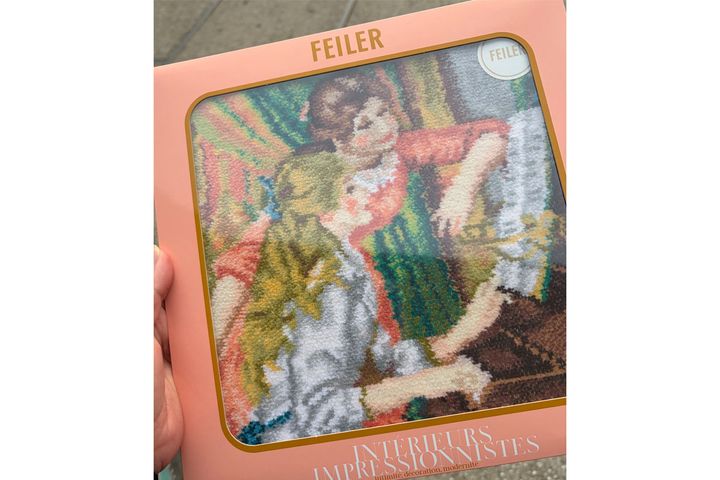 2025年10月25日～2026年2月15日に開催された「オルセー美術館所蔵 印象派室内をめぐる物語」の会場ショップで筆者が購入したフェイラー。ショップに並ぶのは覚悟で！！（画像：編集スタッフ私物）