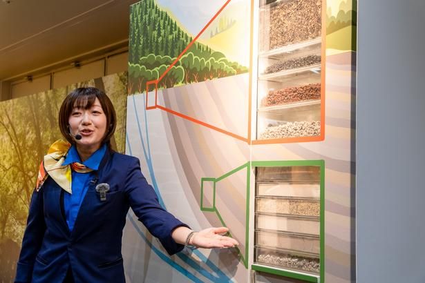 地層の模型を使って、良質な天然水が育まれる様子を紹介