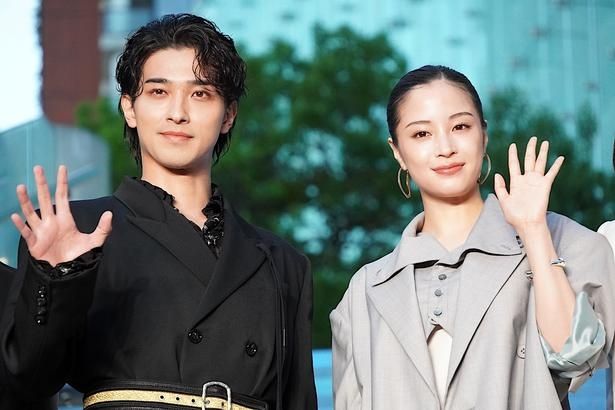 【写真を見る】『汝、星のごとく』のイベントで笑顔を見せる横浜流星と広瀬すず 取材・撮影/成田おり枝