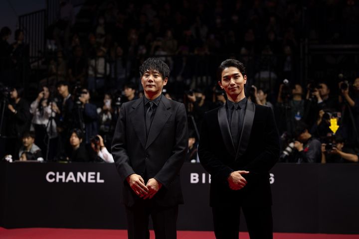 藤井道人監督と横浜流星 第31回釜山国際映画祭のレッドカーペットイベントより （C）2026「汝、星のごとく」製作委員会 （C）凪良ゆう／講談社 width=