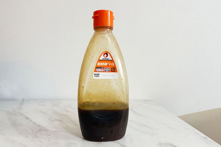 GUに「オタフク配色」な靴下がある？（画像はオタフクの「お好みソース」※筆者私物）