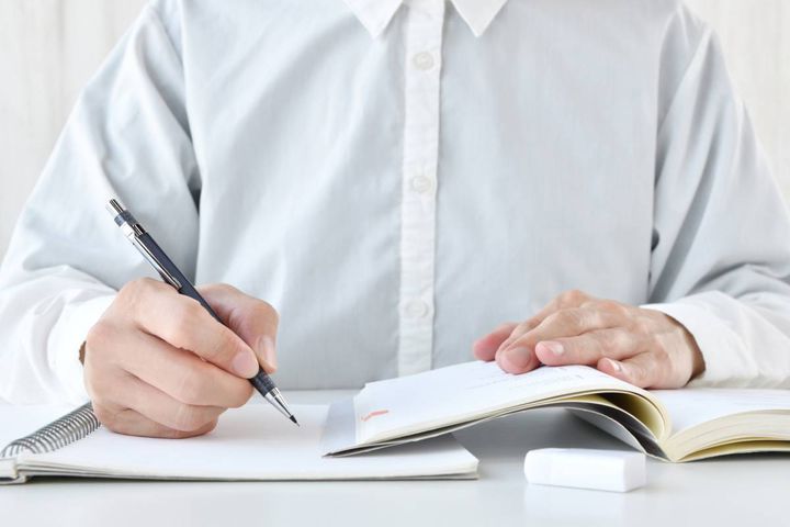 勉強する人