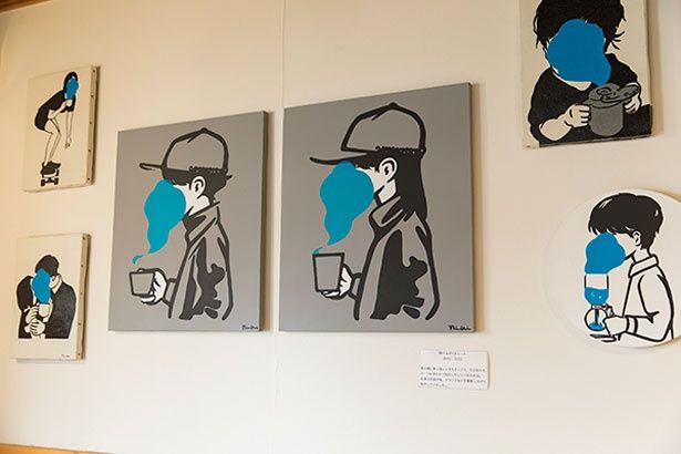 店内には、静岡出身のグラフィックアーティスト・NIKIさんの作品が展示されている。顔の見えないポートレートはお店のロゴにもなっている／Kondo Coffee Stand