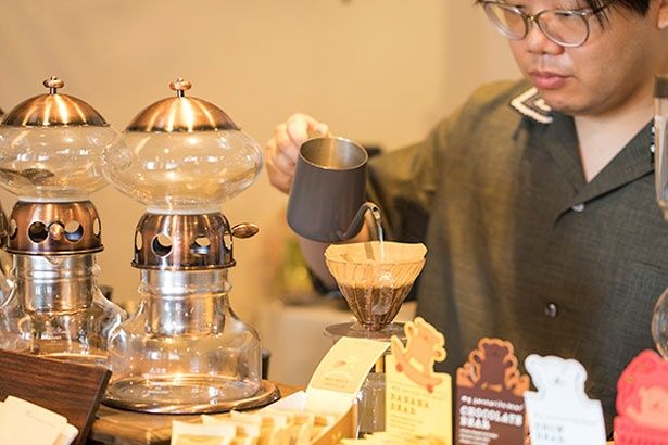 その豆にあった抽出で、コーヒー一杯一杯に向き合う池田さん／IKENOYA COFFEE ROASTERS