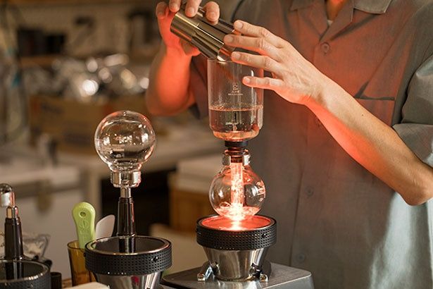 お湯と挽いたコーヒーを均一に触れさせることが、おいしいコーヒーのポイントだそう／Kondo Coffee Stand