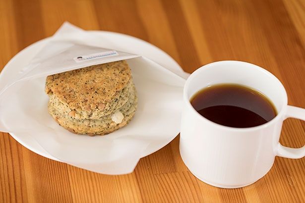 自家製スコーン-アールグレイ-レモン-ホワイトチョコ(左・480円)と、コロンビア-ウィラ-ブエノスアイレス-スーダンルメ-サーマルショック-アナエロビックナチュラル(右・サイフォン1500円、ドリップ1200円)／Kondo Coffee Stand