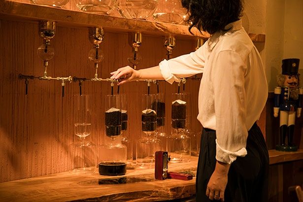 【写真】メトロノームの音に合わせ、水出しコーヒーが1滴ずつ抽出されている／クルミドコーヒー