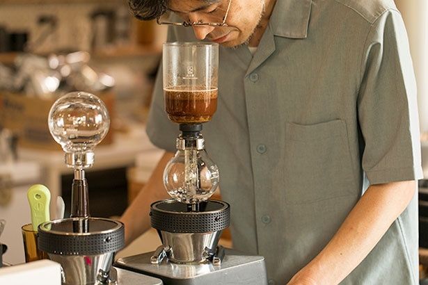香りを確認して、最適な状態でカップへと注ぐ／Kondo Coffee Stand
