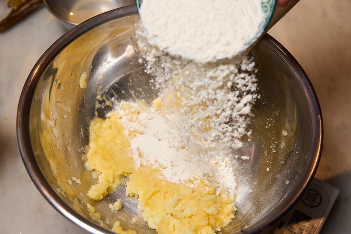 粉をふり、そっと混ぜる