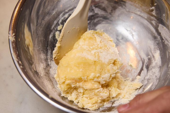 粉をふり、そっと混ぜる