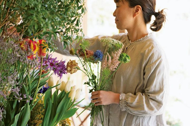 アトリエの生花は「暮らしに寄り添う」がテーマ。四季を感じつつ、繊細で優しい印象の花が多いのは、小野木さんの人柄を表現しているよう。
