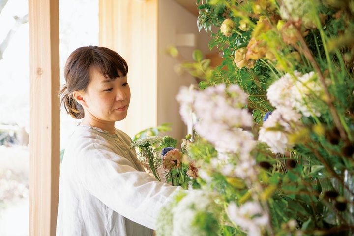 花の著書を2冊出版している小野木さん。講師を務める登録制のフラワーレッスンも人気。