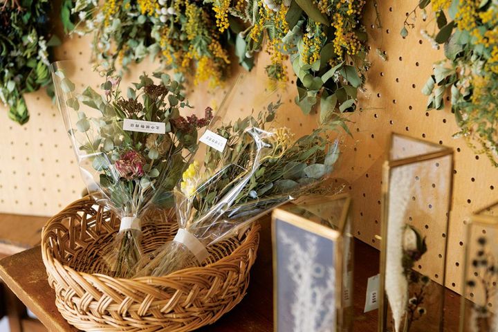 大小そろうスワッグは季節の花をちりばめて。