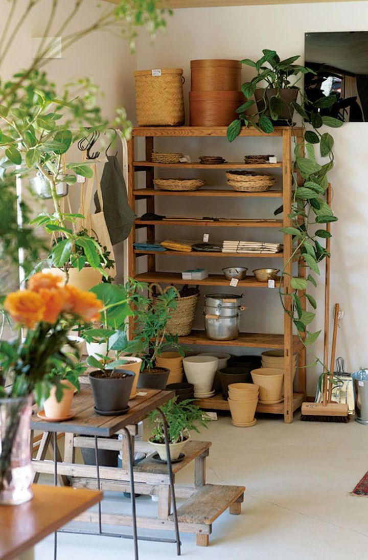 植物の展示に各所で使われている鉢や小物も販売。