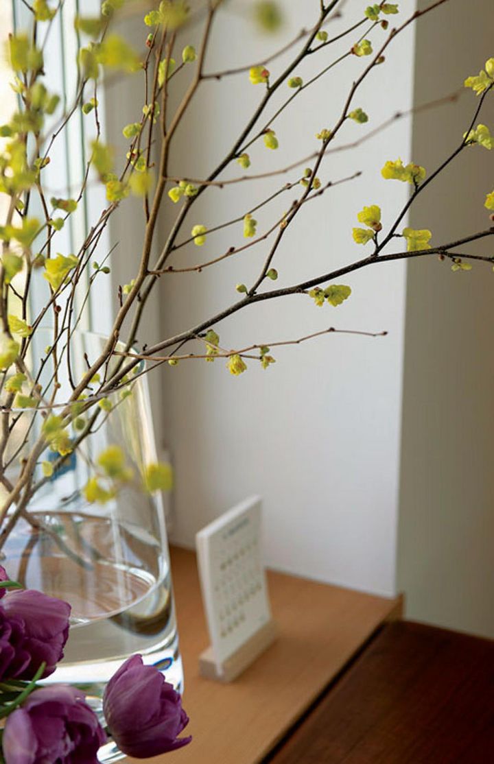 季節の色を意識して。枝物と生花をミックス。