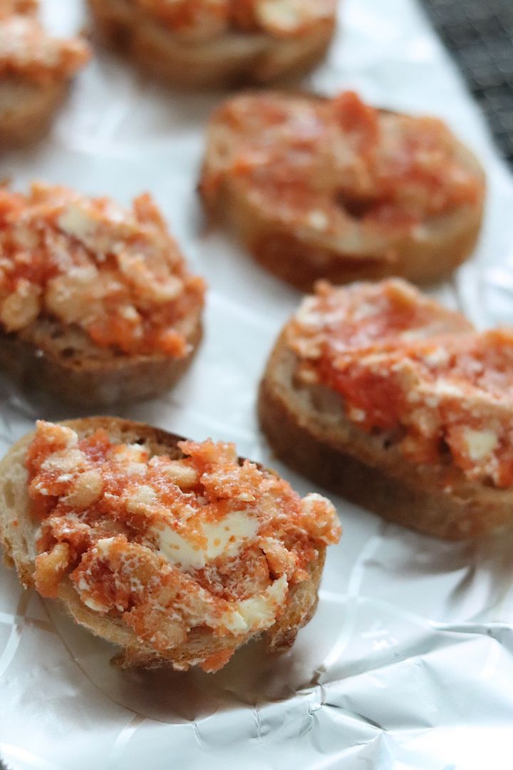 明太バターを塗ったバゲットをトースターで焼く様子