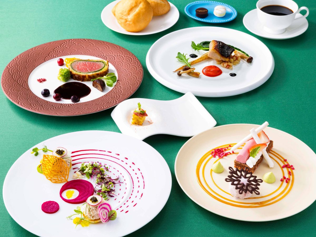 リース風の前菜やパイ包みの牛フィレ肉に雪の結晶デザート！東京