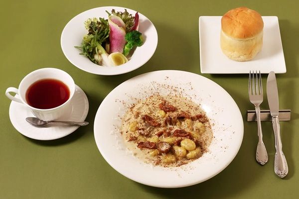 【東京都千代田区】三菱一号館美術館併設のCafé 1894に、開催中の展覧会とのタイアップメニューが登場
