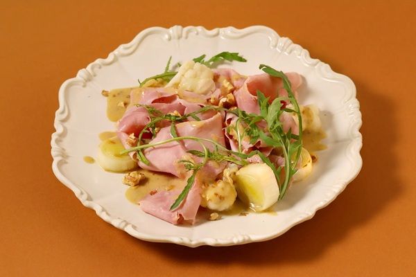 【東京都千代田区】三菱一号館美術館併設のCafé 1894に、開催中の展覧会とのタイアップメニューが登場