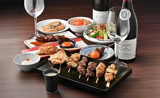 鶏の卵管と、艶やかな卵⻩を⼀本の串に仕⽴てた「ちょうちん」(600円)は見た目も味も満足の一品