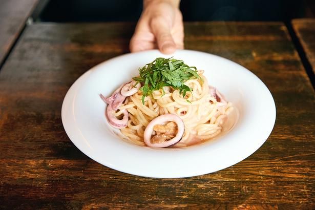 とにかく麺がもちもち！「ウニとイカと明太⼦のスパゲッティー」(1650円)は看板メニュー