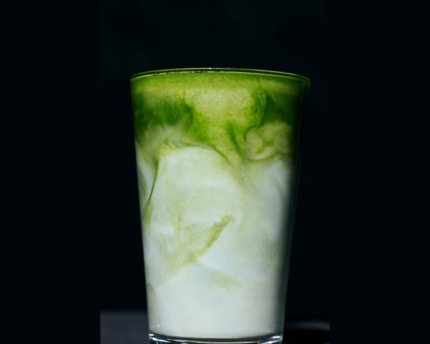 厳選された国産抹茶を⼀杯ずつ茶筅で丁寧に点て、まろやかなミルクと合わせた「MATCHAMON 抹茶ラテ」(850円)が看板メニュー