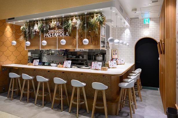 「SHOKUDO PASTAVOLA」のもちもち麺をシンプルに堪能できるオイル系もおすすめ。カルボナーラも人気メニュー
