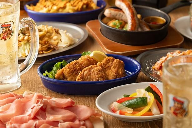 ハイボールにぴったりなフードメニューも豊富にそろう。「⾃家製フライドチキン2P」(550円)