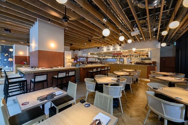 手づくりの燻製やダイナミックなオーブン料理を楽しめる「⼋重洲キッチン」
