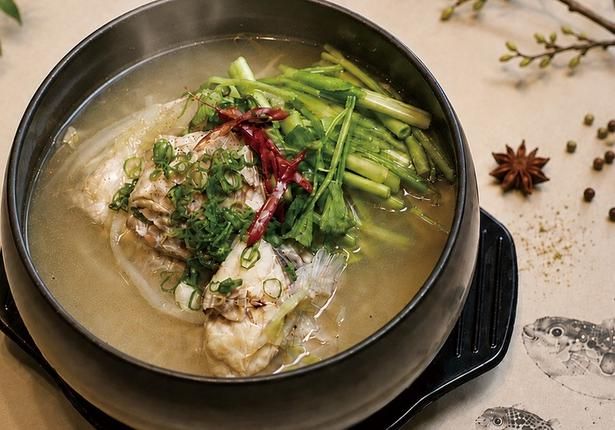 韓国釜⼭から仕⼊れるふぐを贅沢に使⽤した「釜⼭名物ふぐスープ」(2728円)